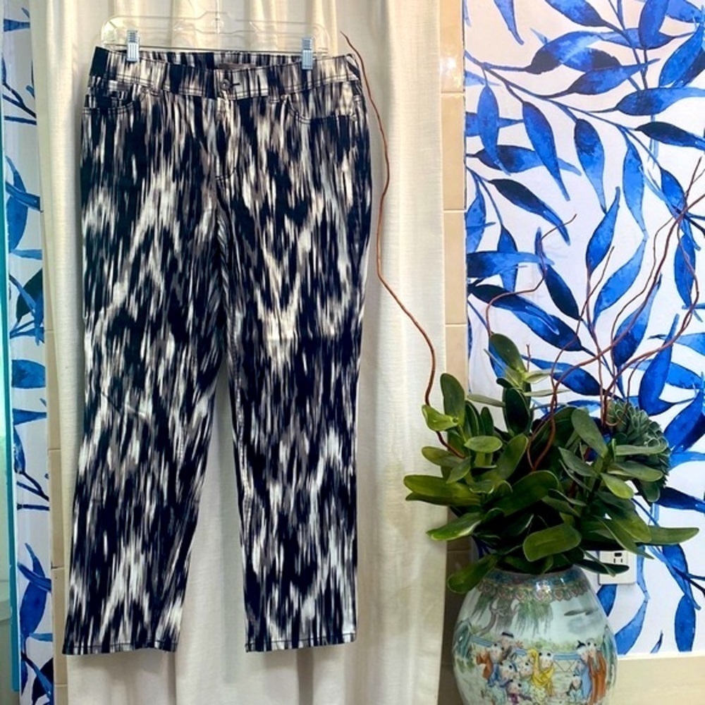 NWOT Women’s Chico’s Abstract Print Cotton & Spandex Straight Leg Ankle Jeans